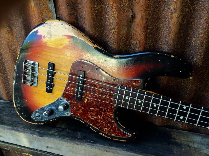Fender Jazz Bass 62 three tone sunburst.